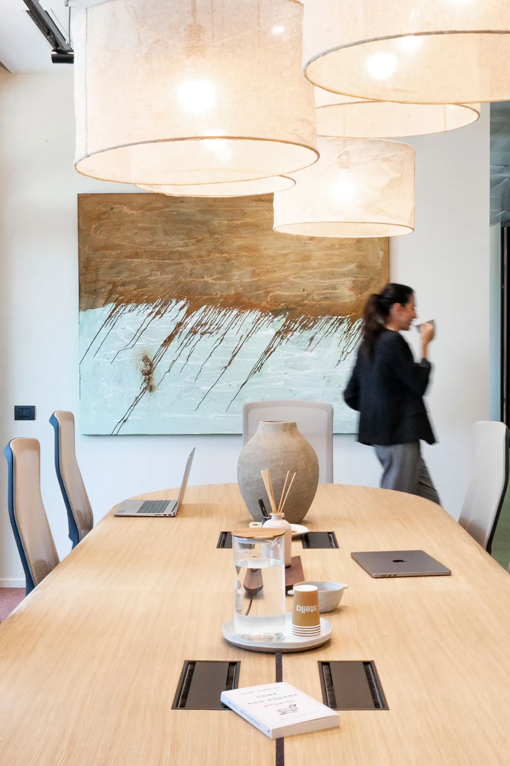 Donna che lavora con serenità nel suo ufficio Stella33