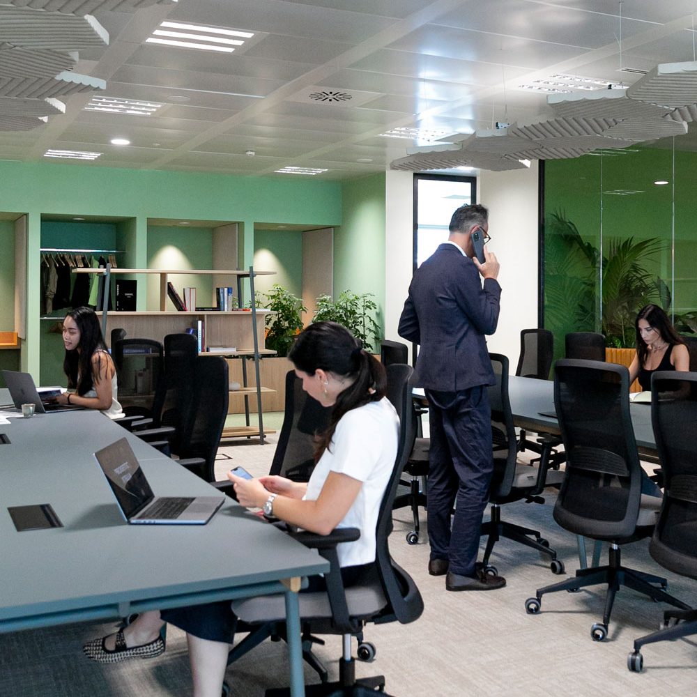 Persone che lavorano in uno spazio di coworking